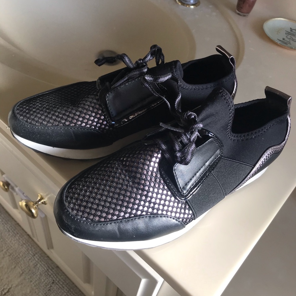 A New Day size 7 tennis shoe. EUC.Worn 1x